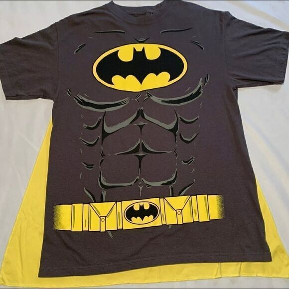 Batman Shirt Gray w Yellow Detachable Cape Men MINT DC comics Collectible (c6) - Picture 1 of 8